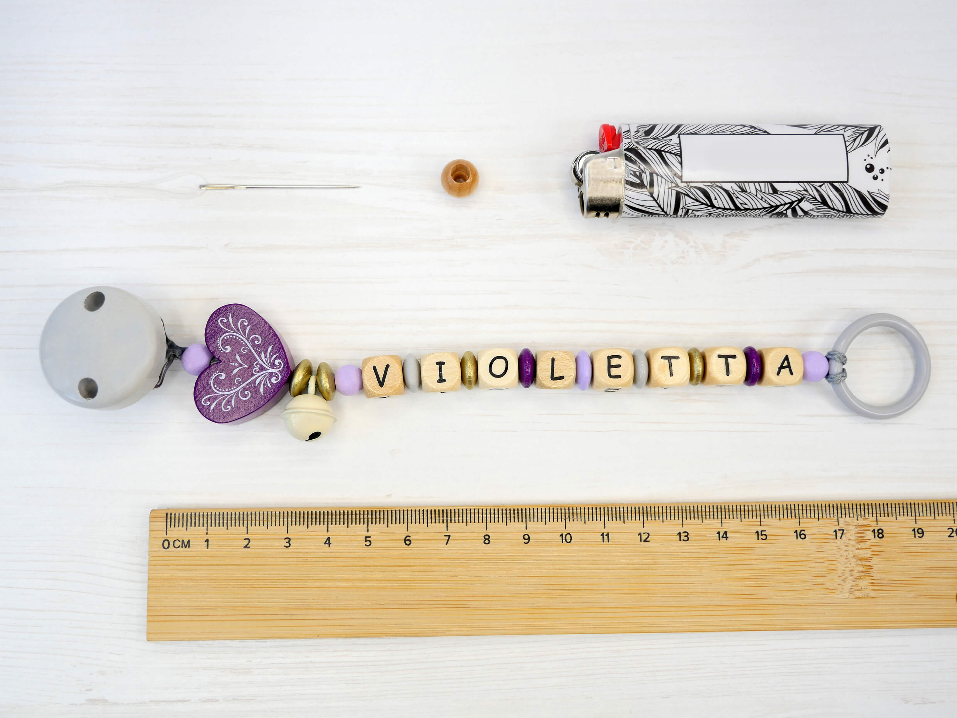 Schnullerkette mit Namen basteln, selber machen: lila, Schnörkel-Herz, Silikonring