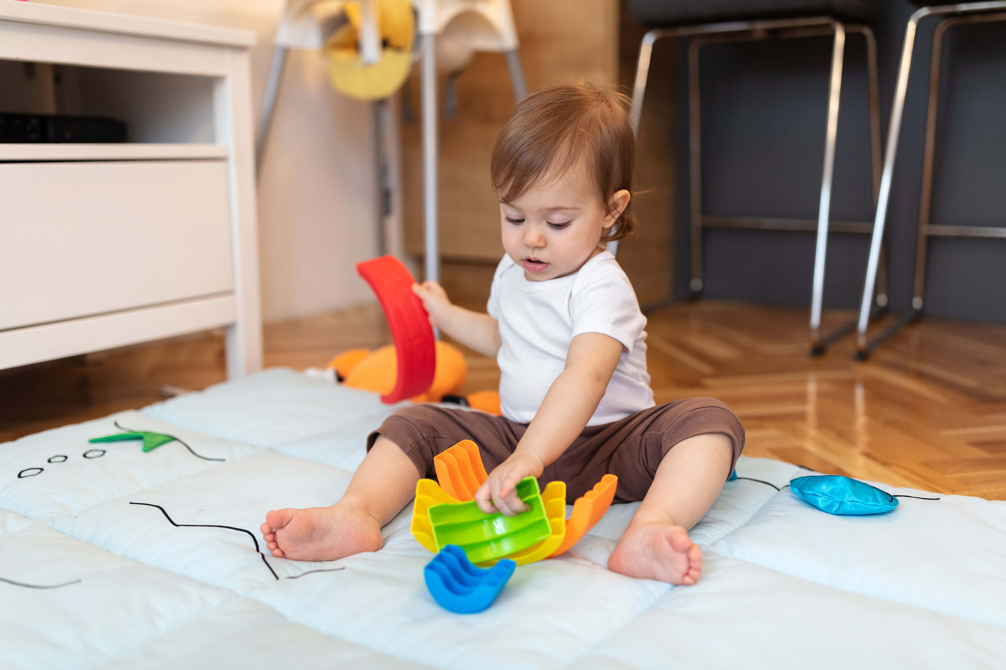 Ein Baby spielt auf einer Krabbeldecke, Krabbelmatte