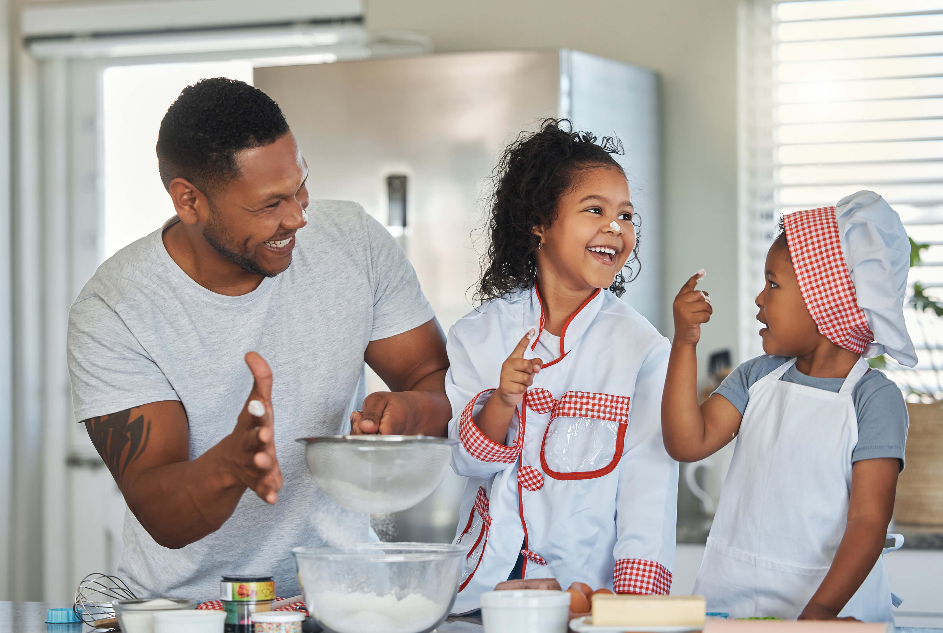 Eine fröhliche Familie beim Backen als Familienritual