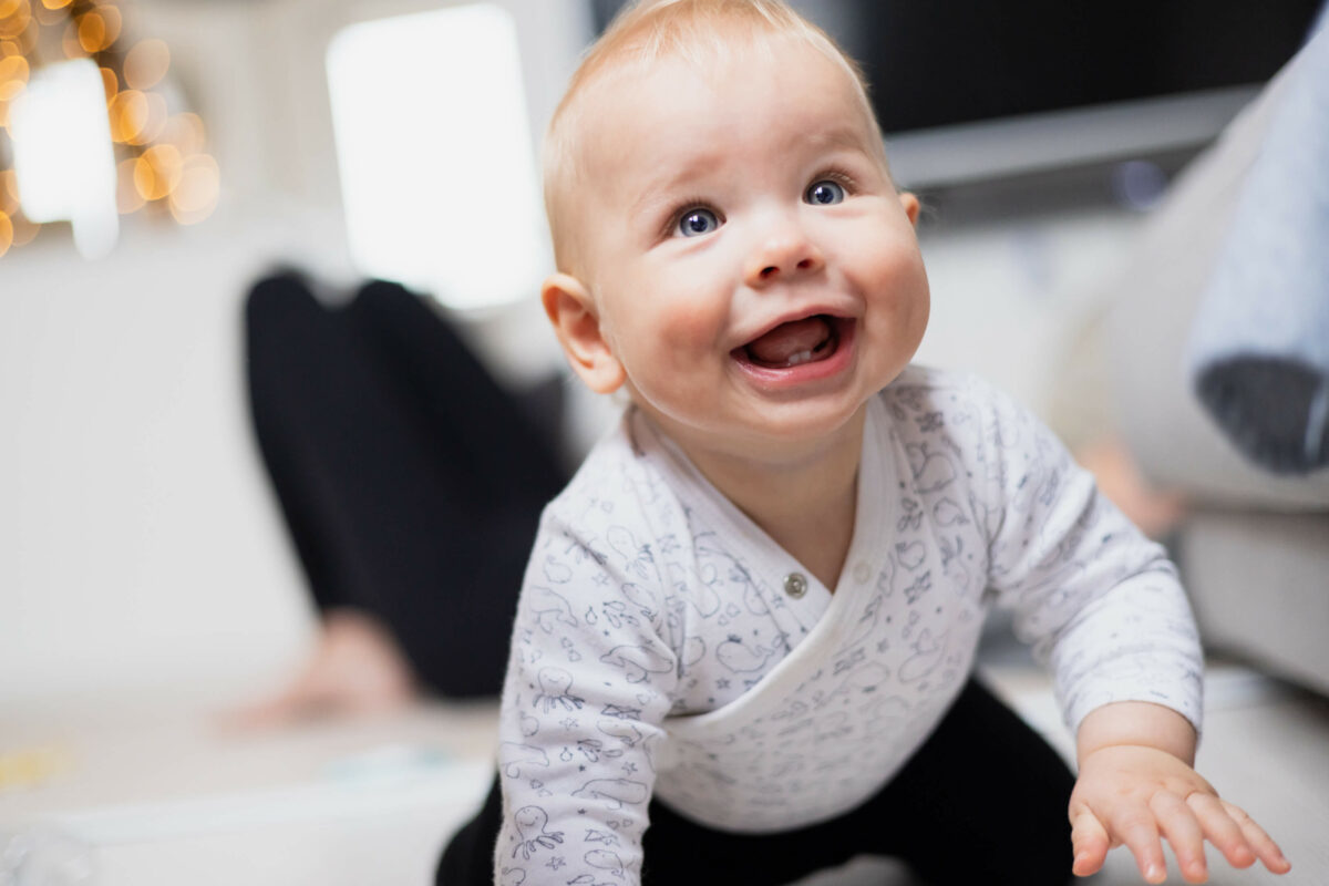 Baby beim Zahnen, lächelt